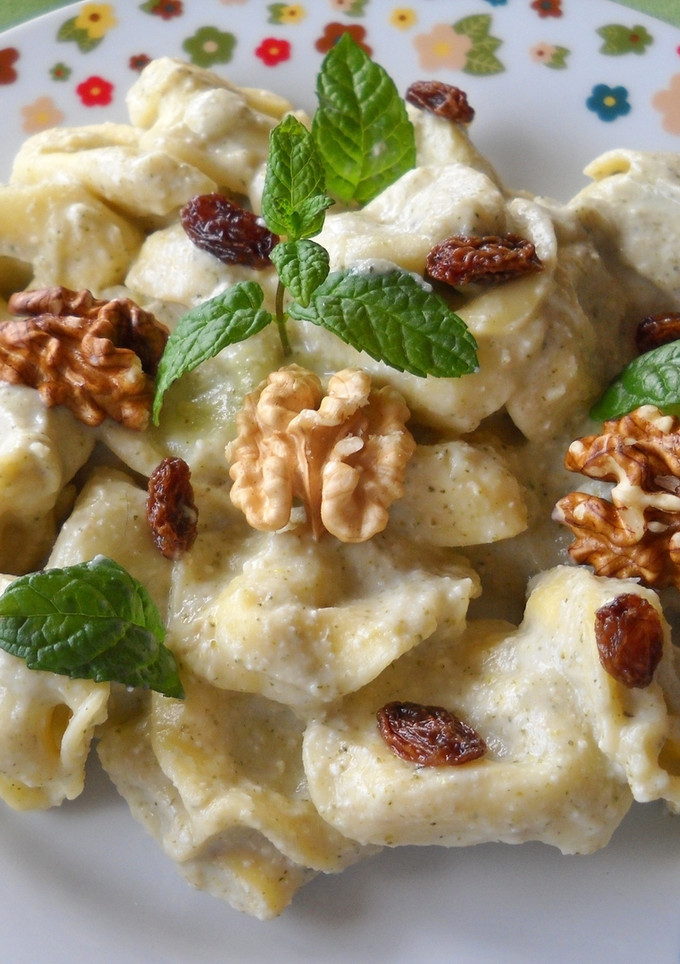 Una foto de Tortellini de espinacas y queso con salsa de brócoli y coliflor