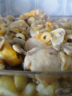 Una foto de Pollo con salsa de champiñones y aceitunas