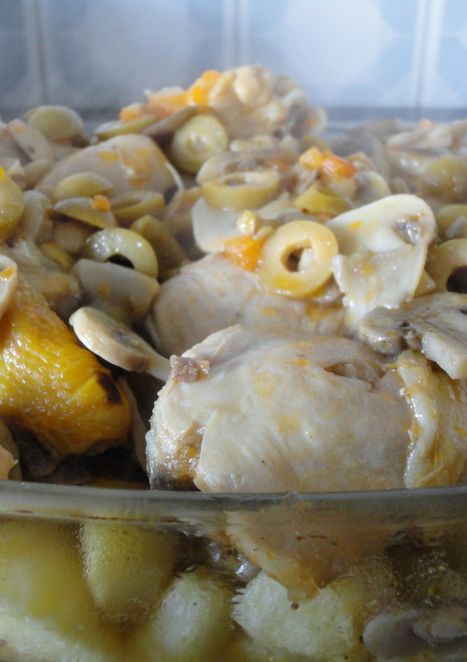 Una foto de Pollo con salsa de champiñones y aceitunas