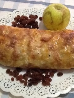 Una foto de Hojaldre relleno de manzana y pasas