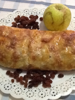 Una foto de Hojaldre relleno de manzana y pasas