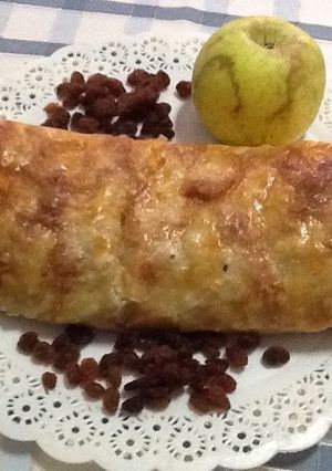 Una foto de Hojaldre relleno de manzana y pasas