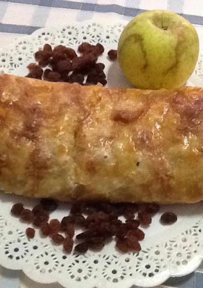 Una foto de Hojaldre relleno de manzana y pasas