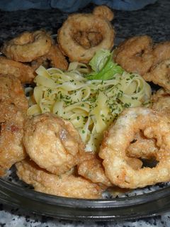 Una foto de Pasta a la manteca con calamares a la romana