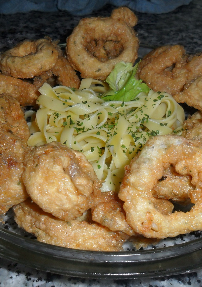Una foto de Pasta a la manteca con calamares a la romana