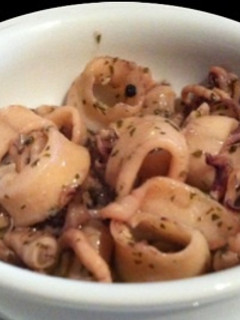 Una foto de Calamar en salsa de vino