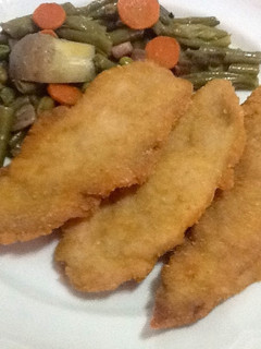 Una foto de Solomillo de cerdo empanado con salteado de verduras