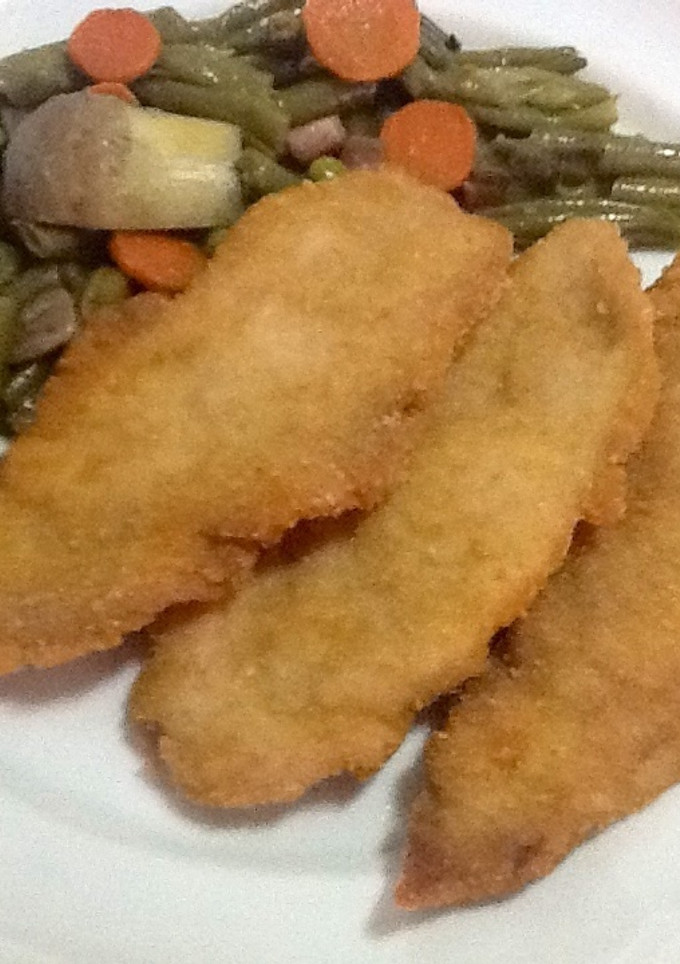 Una foto de Solomillo de cerdo empanado con salteado de verduras