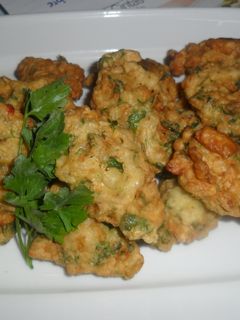 Una foto de Buñuelos de arroz con morrón y perejil