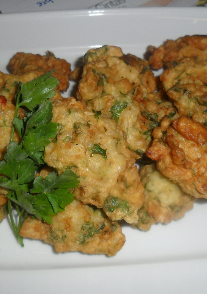 Una foto de Buñuelos de arroz con morrón y perejil