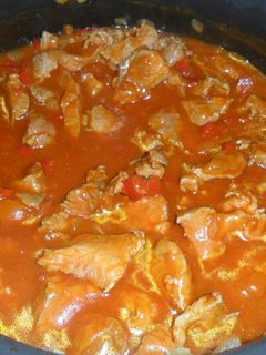 Una foto de Chuletas de cerdo en tuco con aceitunas