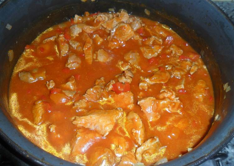 Chuletas de cerdo en tuco con aceitunas
