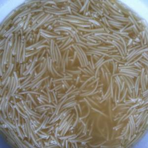 Sopa de fideos con caldo de cocido