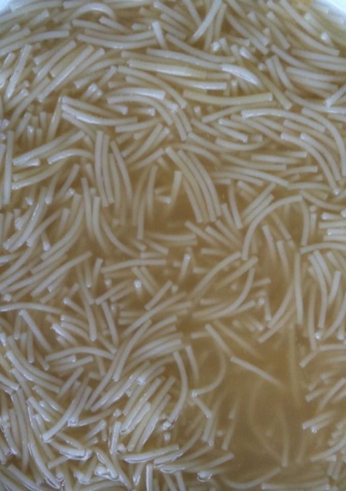 Una foto de Sopa de fideos con caldo de cocido