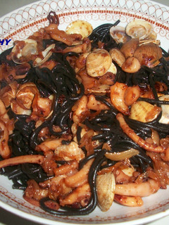 Una foto de Spaguettis a la tinta de sepia con calamares
