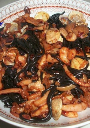 Una foto de Spaguettis a la tinta de sepia con calamares