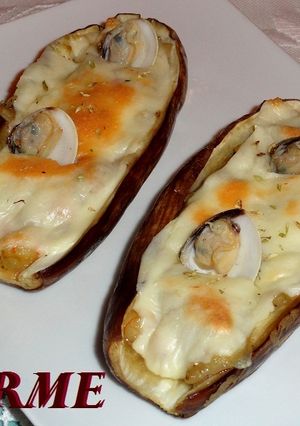 Una foto de Berenjenas rellenas de gambas y almejas