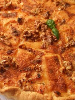 Una foto de Tarta de cebolla, jamón de pavo y quesos con nueces