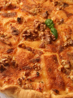 Foto principal de Tarta de cebolla, jamón de pavo y quesos con nueces