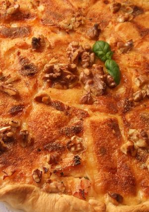 Una foto de Tarta de cebolla, jamón de pavo y quesos con nueces