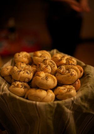 Una foto de Panecillos trenzados con semillas de amapola