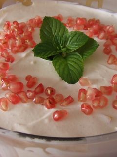 Una foto de Pastel de queso y granada con melocotón