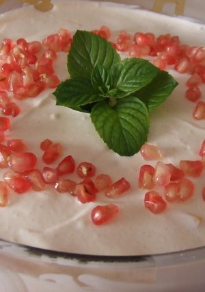 Una foto de Pastel de queso y granada con melocotón