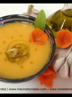 Una foto de Crema de zanahoria y ajos fritos