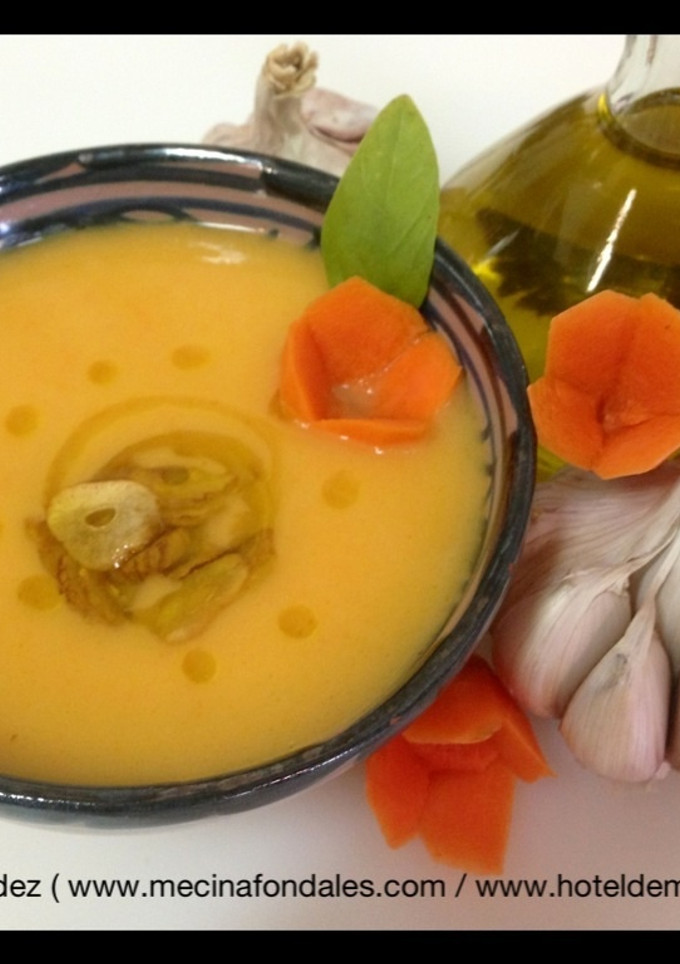 Una foto de Crema de zanahoria y ajos fritos
