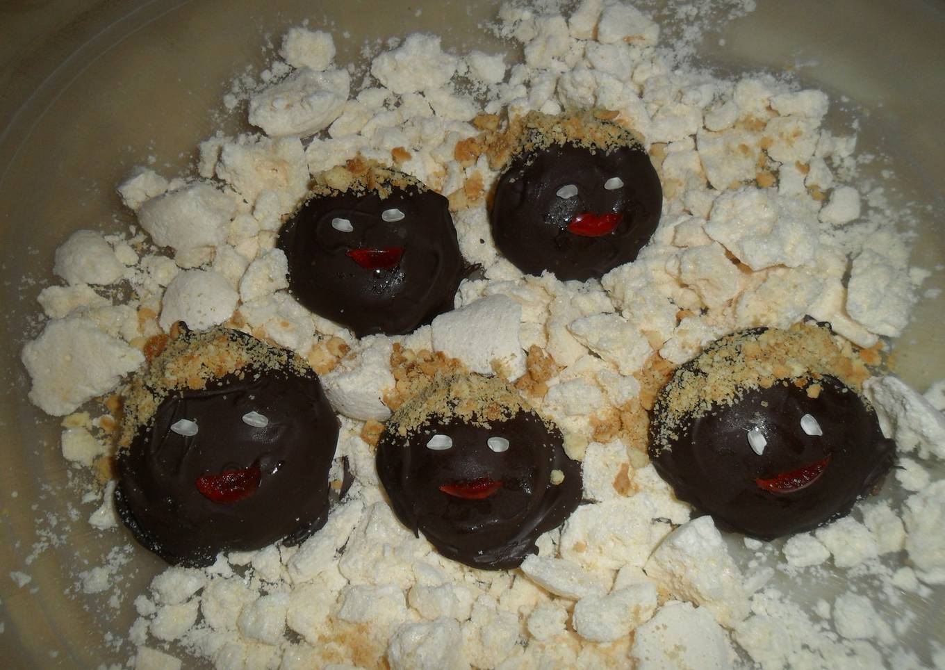 Bombones de arroz con leche con cara de negritos<br />