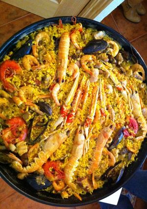 Una foto de Paella de marisco y pollo de mi amigo Botiquitas