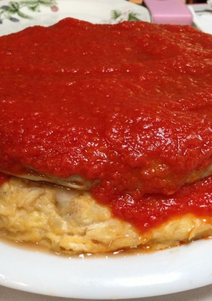 Una foto de Tortilla de patata con pisto