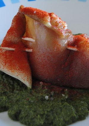 Una foto de Oreja a la gallega con crema de nabizas