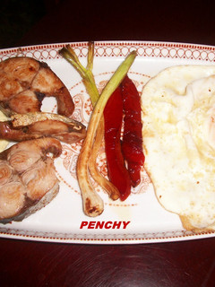 Una foto de Plato combinado de bonito en dos versiones