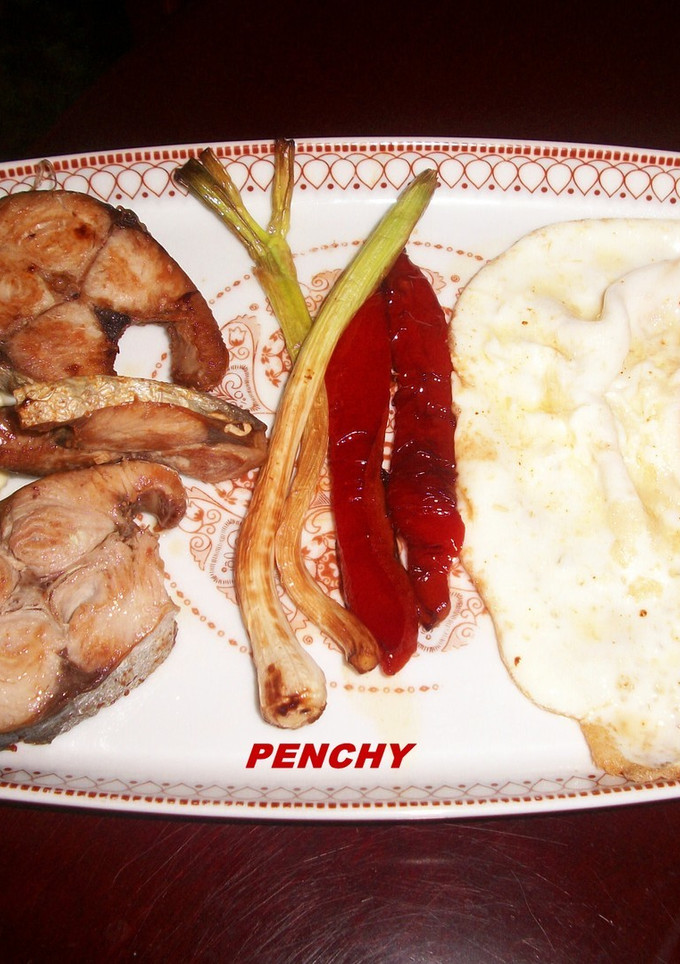 Una foto de Plato combinado de bonito en dos versiones