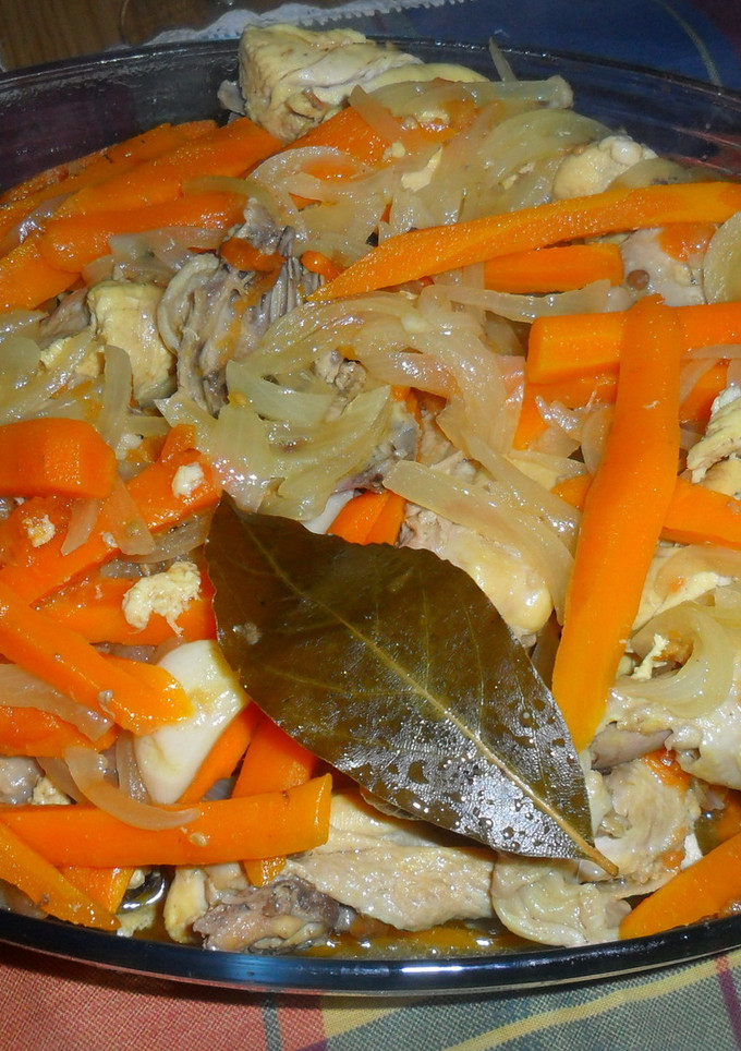 Una foto de Pollo en escabeche con popurrí de pimientas