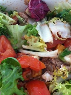 Una foto de Ensalada de tomate y nueces