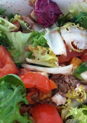 Una foto de Ensalada de tomate y nueces