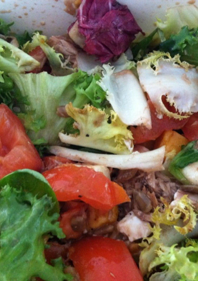 Una foto de Ensalada de tomate y nueces