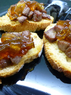 Una foto de Canapé de presa ibérica