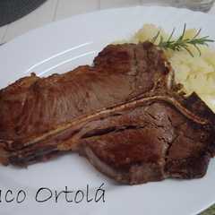 Una foto de Chuleta com batata amassada