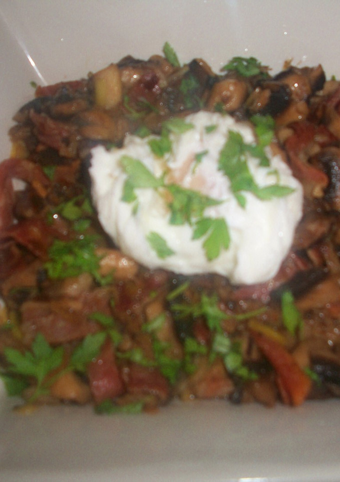 Una foto de Sartenada de champiñones con huevos escalfados