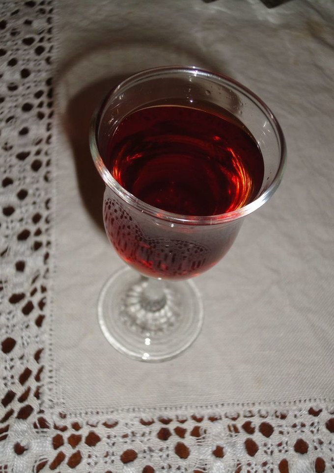Una foto de Licor de ciruelas rojas
