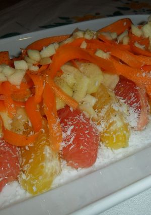 Una foto de Ensalada de cítricos con manzana, zanahoria y coco