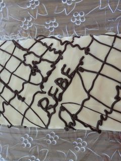 Una foto de Tarta rápida de galletas, mermelada y chocolate blanco
