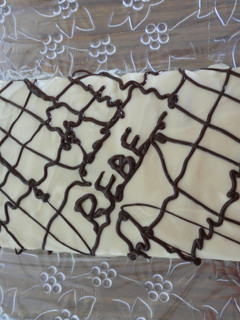 Una foto de Tarta rápida de galletas, mermelada y chocolate blanco
