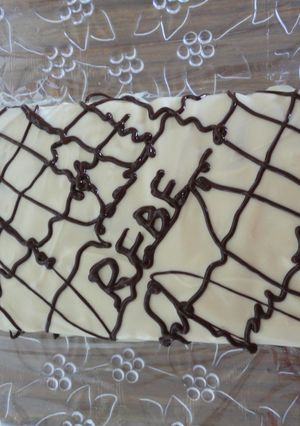 Una foto de Tarta rápida de galletas, mermelada y chocolate blanco