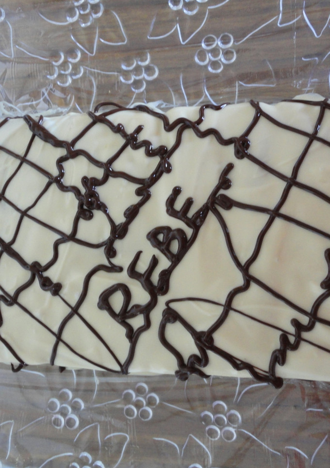 Una foto de Tarta rápida de galletas, mermelada y chocolate blanco