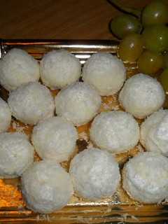 Una foto de Bombones de uvas con queso de cabra al coco