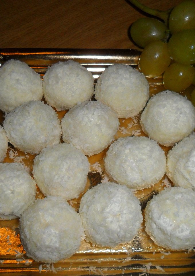 Una foto de Bombones de uvas con queso de cabra al coco